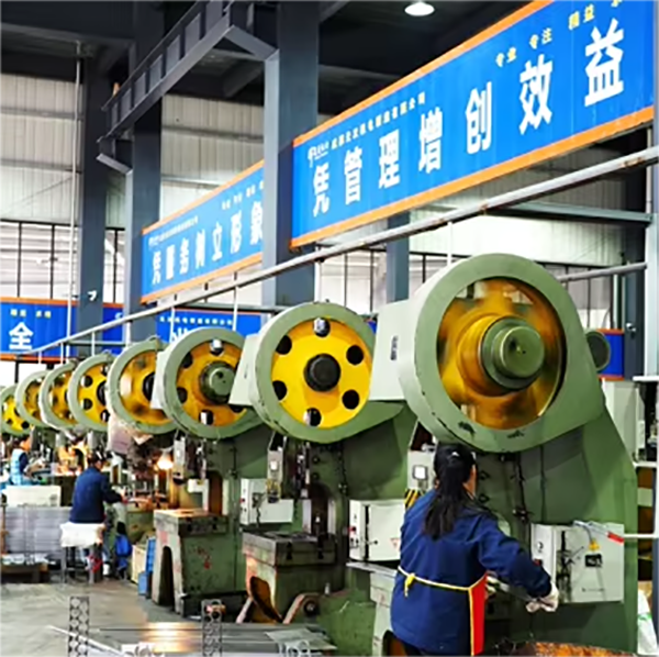 Как установить вешалку для одежды, не теряя места?